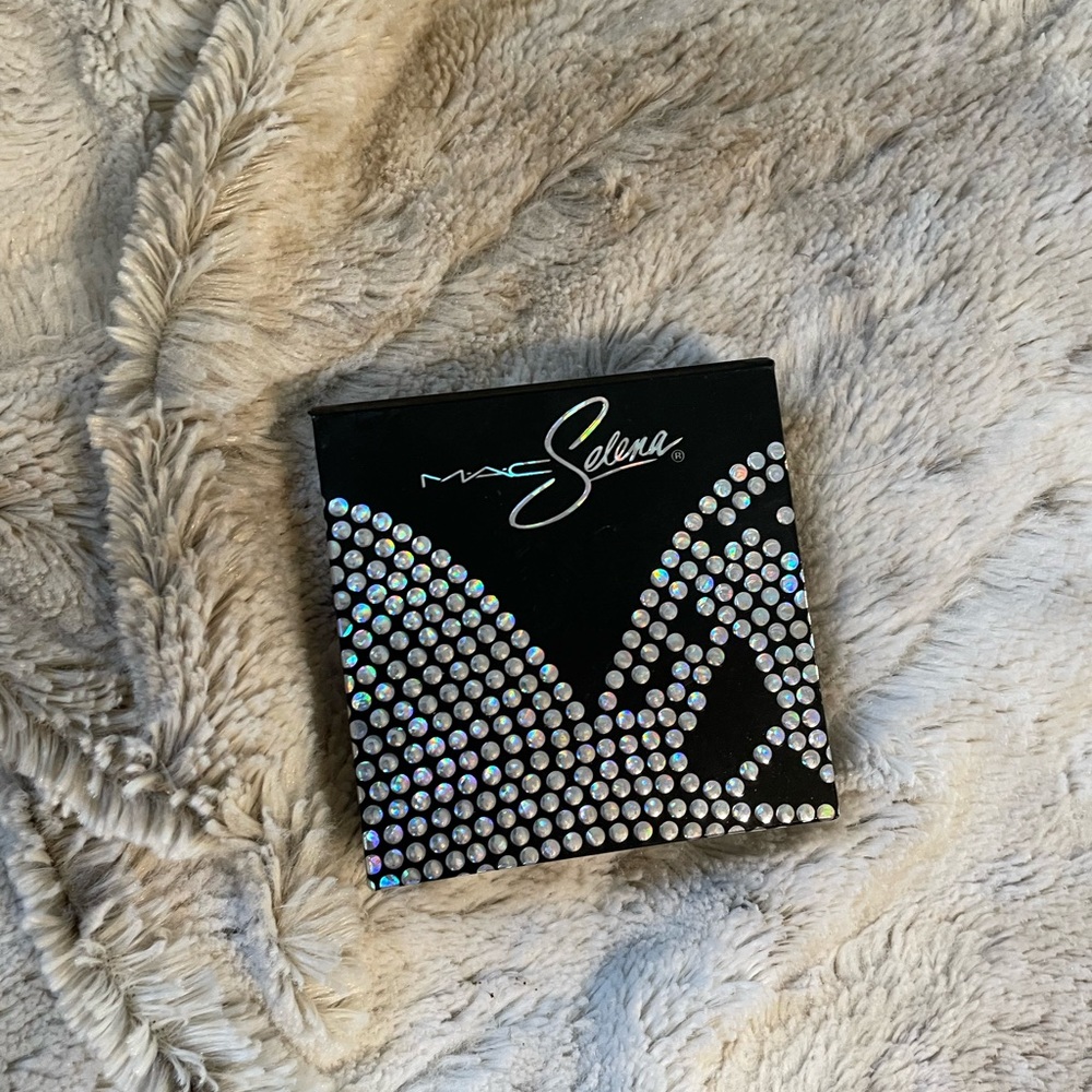 Mac x Selena highlighter